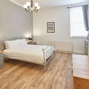 Host & - Groveside Apartment Saltburn-by-the-Sea